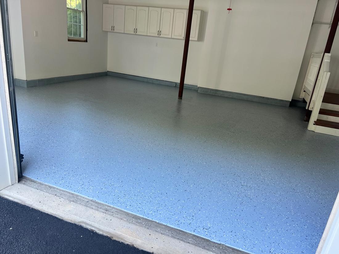 Speckled epoxy floor coating